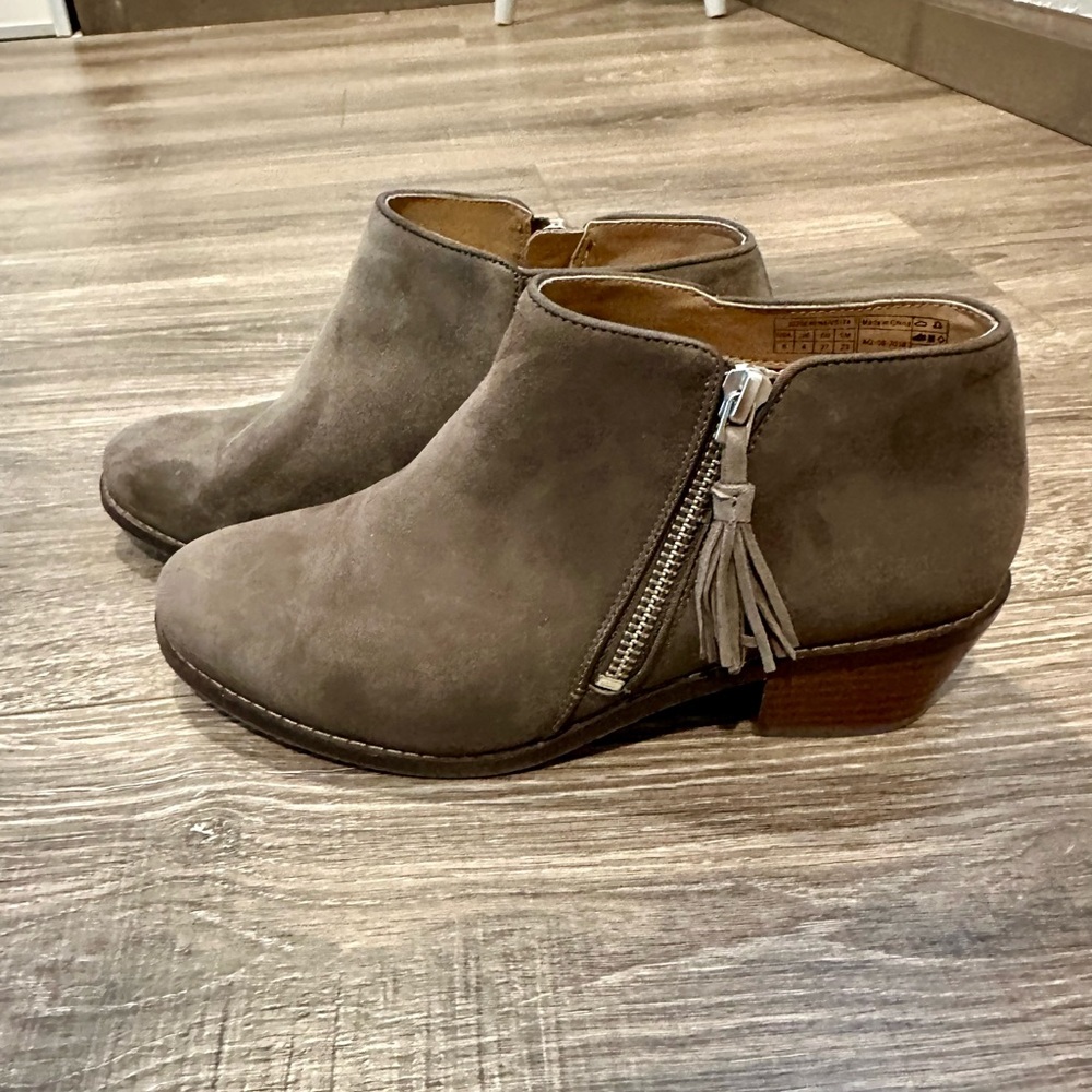 Vionics Women’s 6 Heeled Boots Suede (see description)